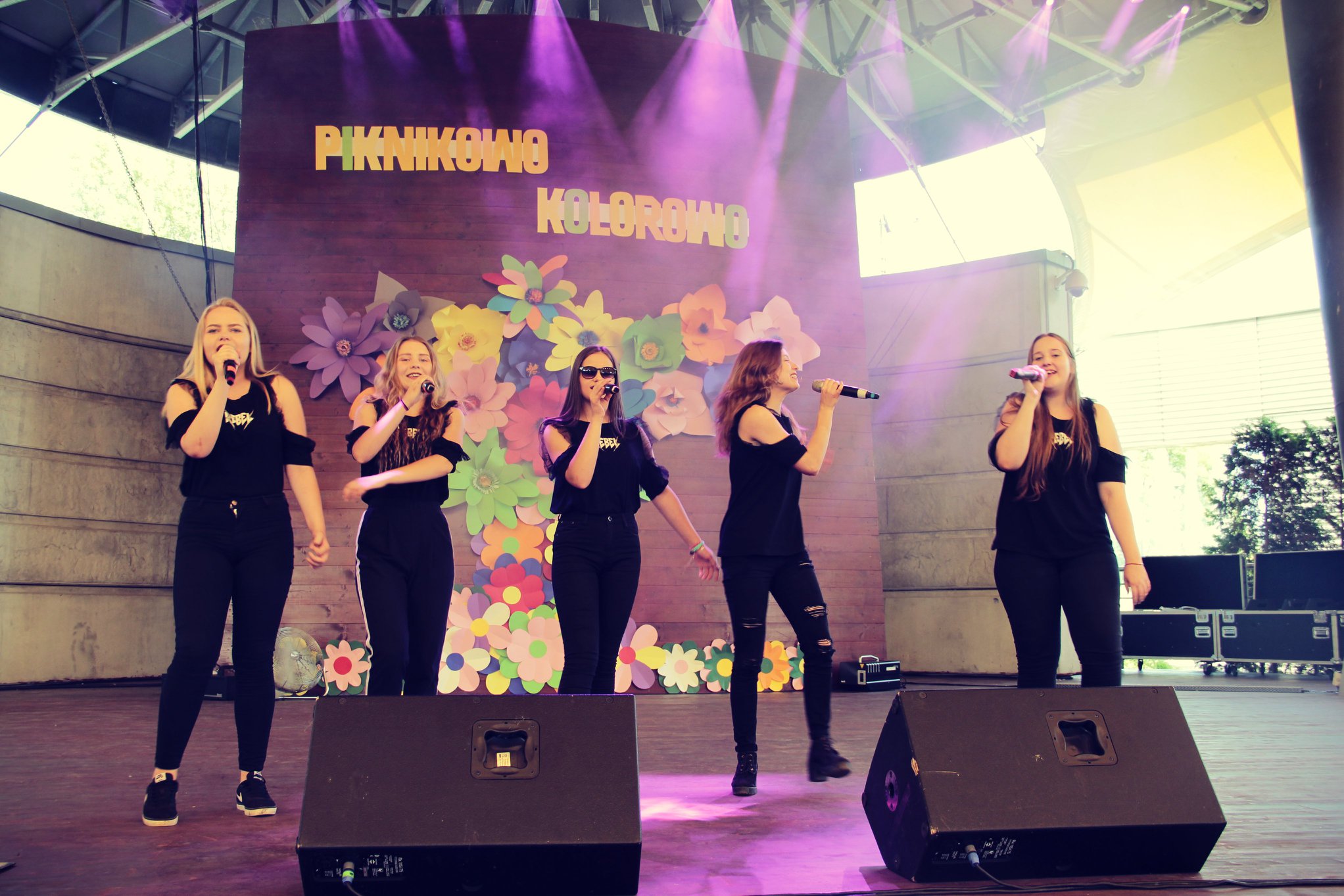 Występ zespołu Prink Girls na scenie