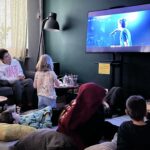 dzieci oglądaja koncert w telewizji