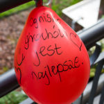 Czerwony balon z napisem "Ognisko Grochów jest najlepsze"