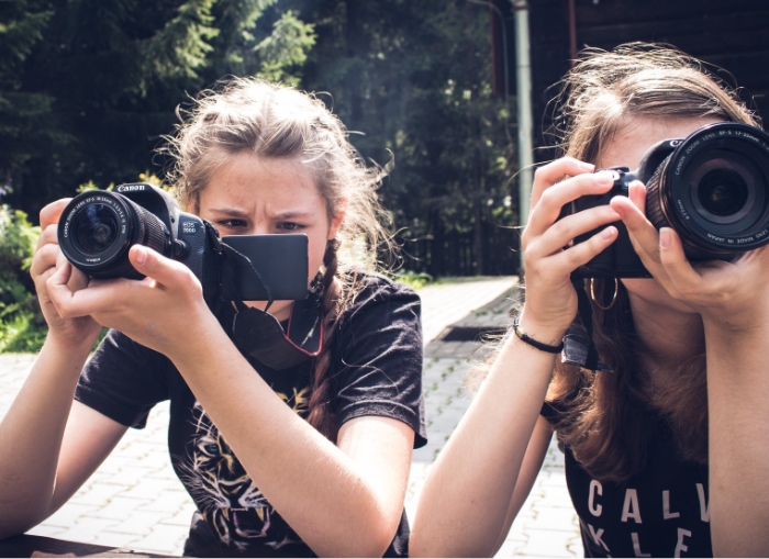 zdjęcie dwóch dziewczynek z aparatami fotograficznymi