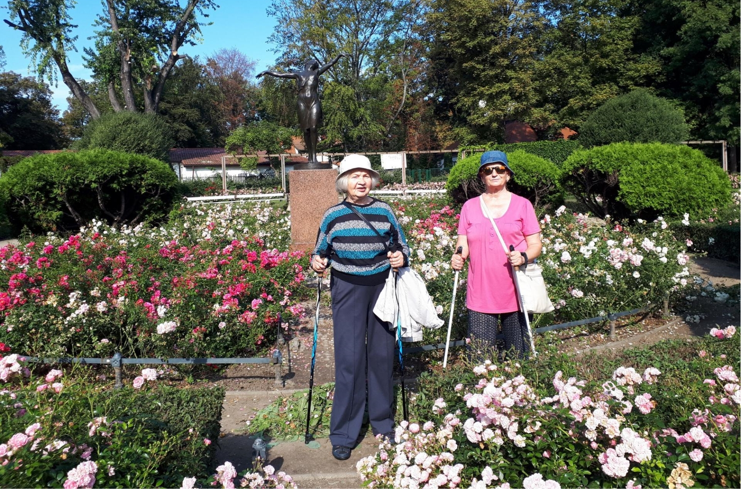zdjęcie przedstawiające dwie starsze kobiety spacerujące w parku