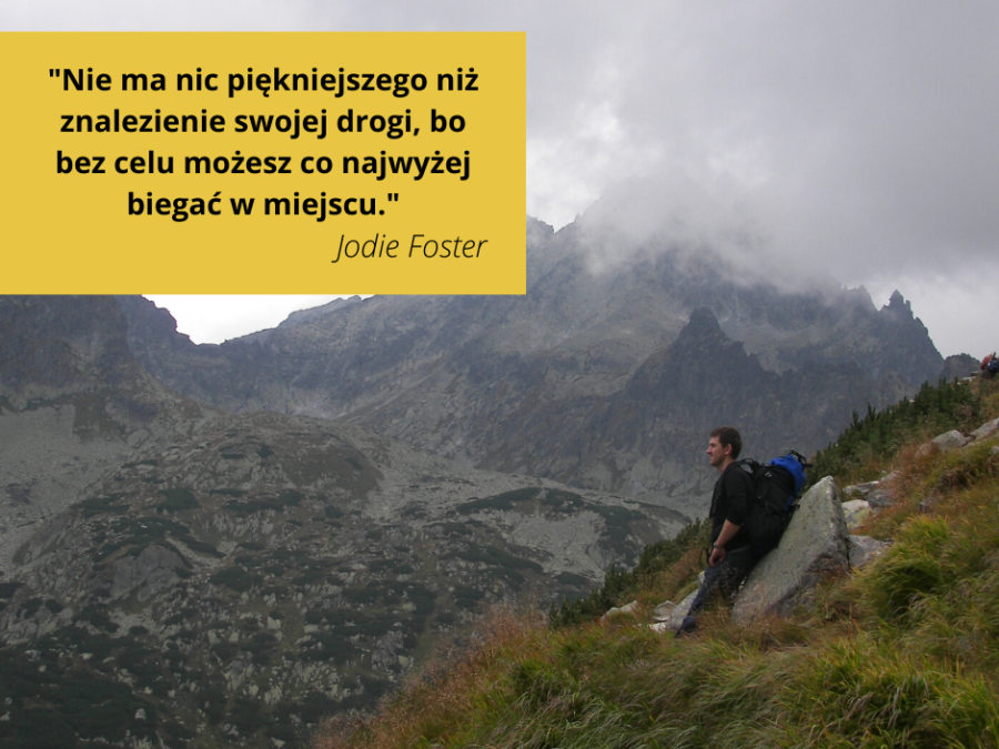 mężczyzna w górach, na zdjęciu grafika z tekstem "nie ma nic piękniejszego niż, znalezienie swojej drogi, bo bez celu możesz co najwyżej biegać w miejscu" Jodie Foster