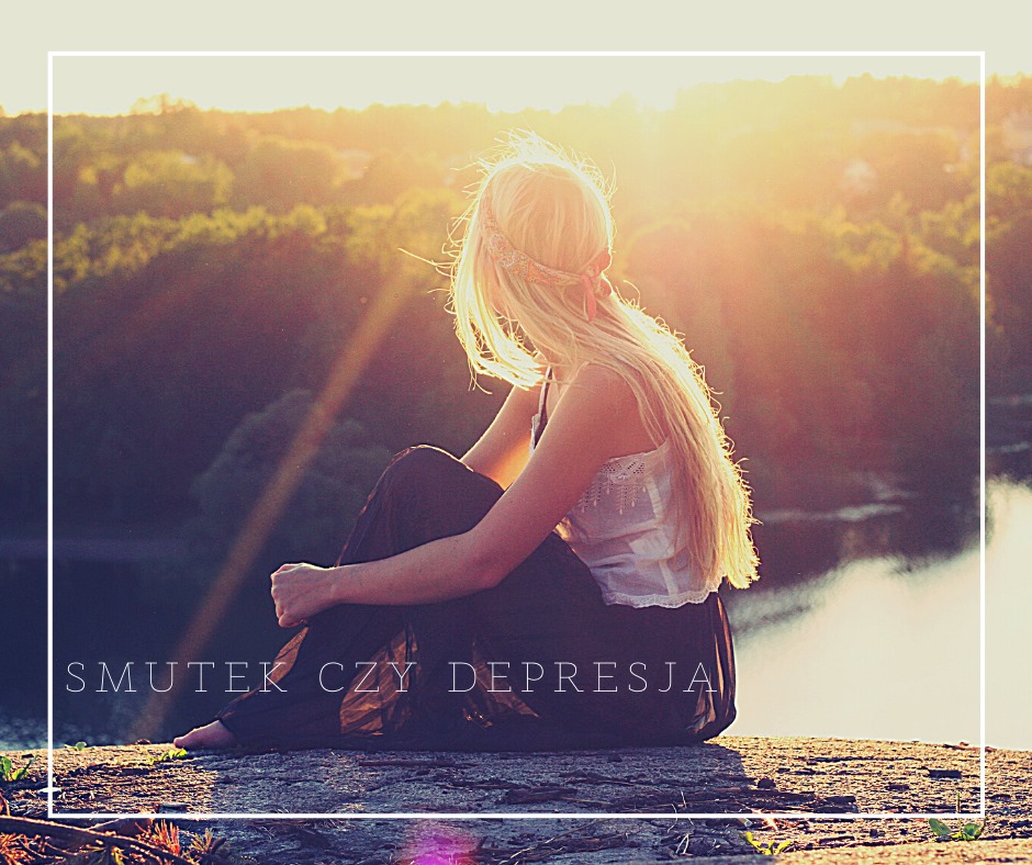 siedząca kobieta patrząca na zachód słońca, napis na zdjęciu "podpis smutek czy depresja"