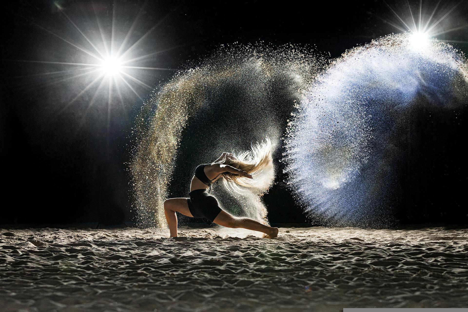 tańcząca kobieta na piasku