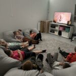 Grupa dzieci ogląda film