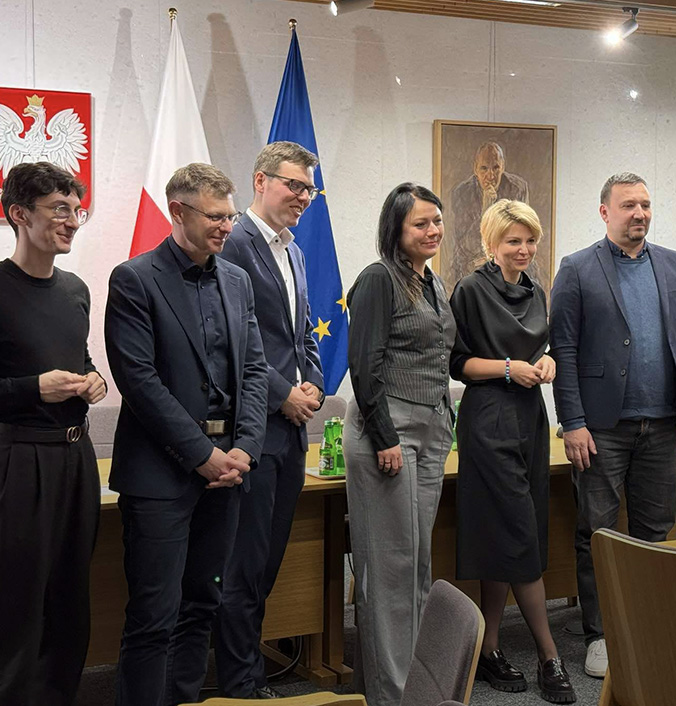 Zdjęcie przedstawiające uczestników konferencji "Zasada niedyskryminacji dzieci i młodzieży w politykach publicznych, mediach cyfrowych, edukacji i zarządzaniu"