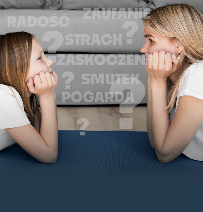 Kobieta i dziewczyna siedzą z łokciami opartymi na stole. W tle napisy: smutek? strach? zaskoczenie? pogarda? zaufanie? radość?