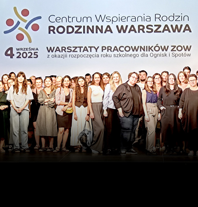 Zsdjęcie przedstawiające grupę osób na scenie i napis Centrum Wspierania Rodzin Rodzinna Warszawa, Warsztaty pracowników ZOW 4 września 2025.
