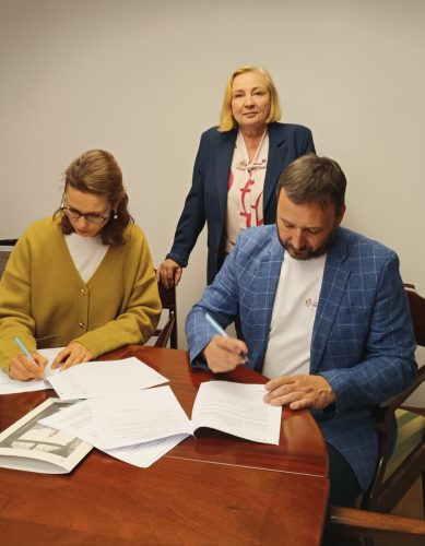 Dyrektor Centrum Wspierania Rodzin „Rodzinna Warszawa” Jarosław Adamczuk oraz Anna Duńczyk-Szulc Zastępczyni Dyrektorki ds. Kolekcji w Muzeum Warszawy w asyście Zastępczyni Dyrektora Beata Chyz-Banek  podpisują dokument.