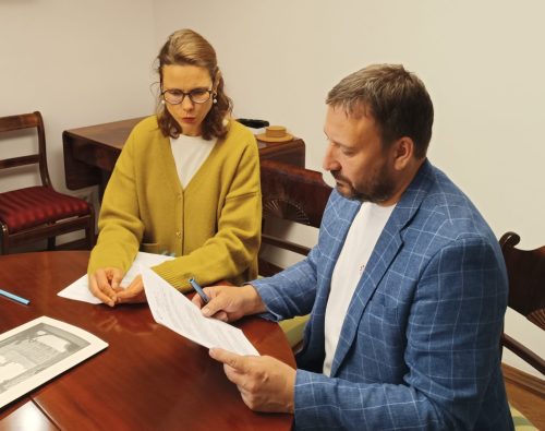 Dyrektor Centrum Wspierania Rodzin „Rodzinna Warszawa” Jarosław Adamczuk oraz Anna Duńczyk-Szulc Zastępczyni Dyrektorki ds. Kolekcji w Muzeum Warszawy.