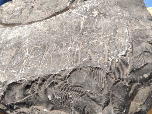 destrukt kamienia nagrobnego
