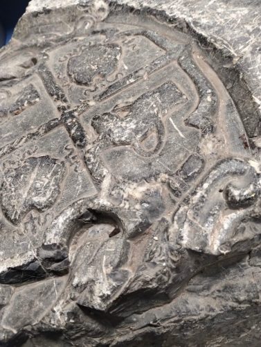 destrukt kamienia nagrobnego